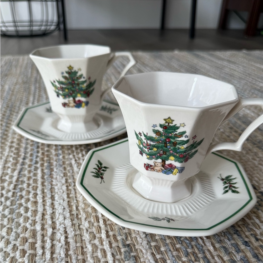 NIKKO Christmas Time Teacup and Saucer Set (2)